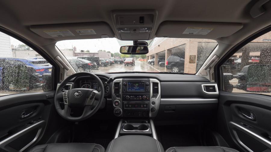 Торпедо Nissan Titan XD PRO-4X 2017 года  (NA) (фото 18 из 23)